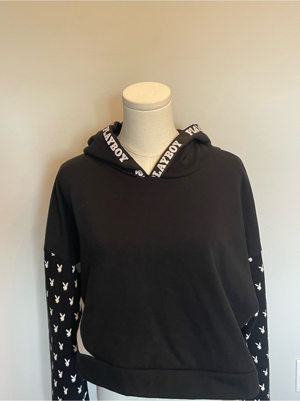 PLAYBOY Black Logo-Trim Women's Hoodie with Bunny Print Sleeves